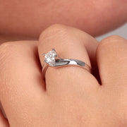 Woman Promessa Damore Diamonds 18K Ring