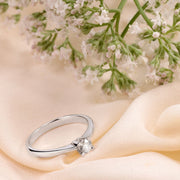 Woman Promessa Damore Engagement 18K Ring