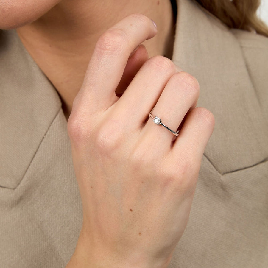 Woman Promessa Damore Diamonds 9K Ring