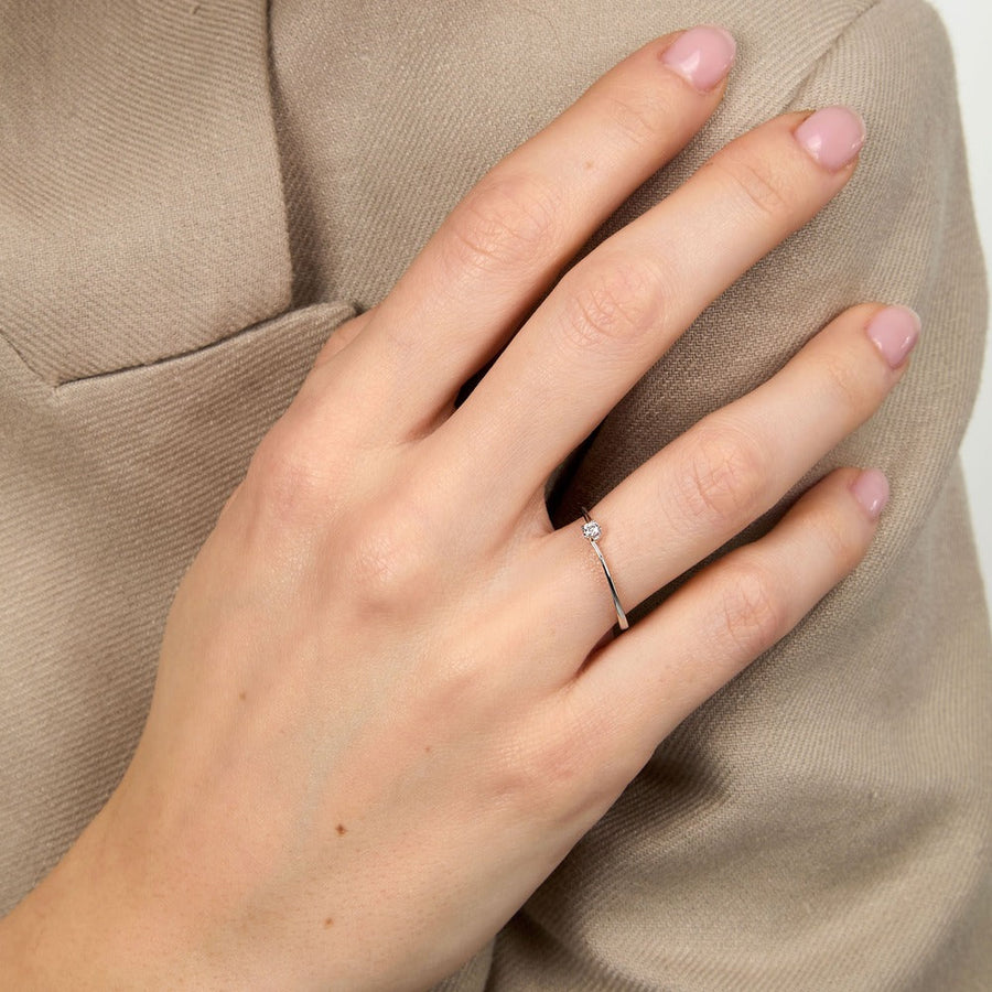 Woman Promessa Damore Diamonds 9K Ring