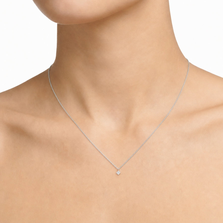 Woman Promessa Damore Diamonds 9K Necklace